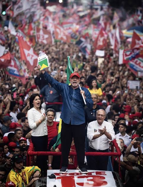 Presidente Luiz Inácio Lula da Silva sorrindo com a faixa presidencial